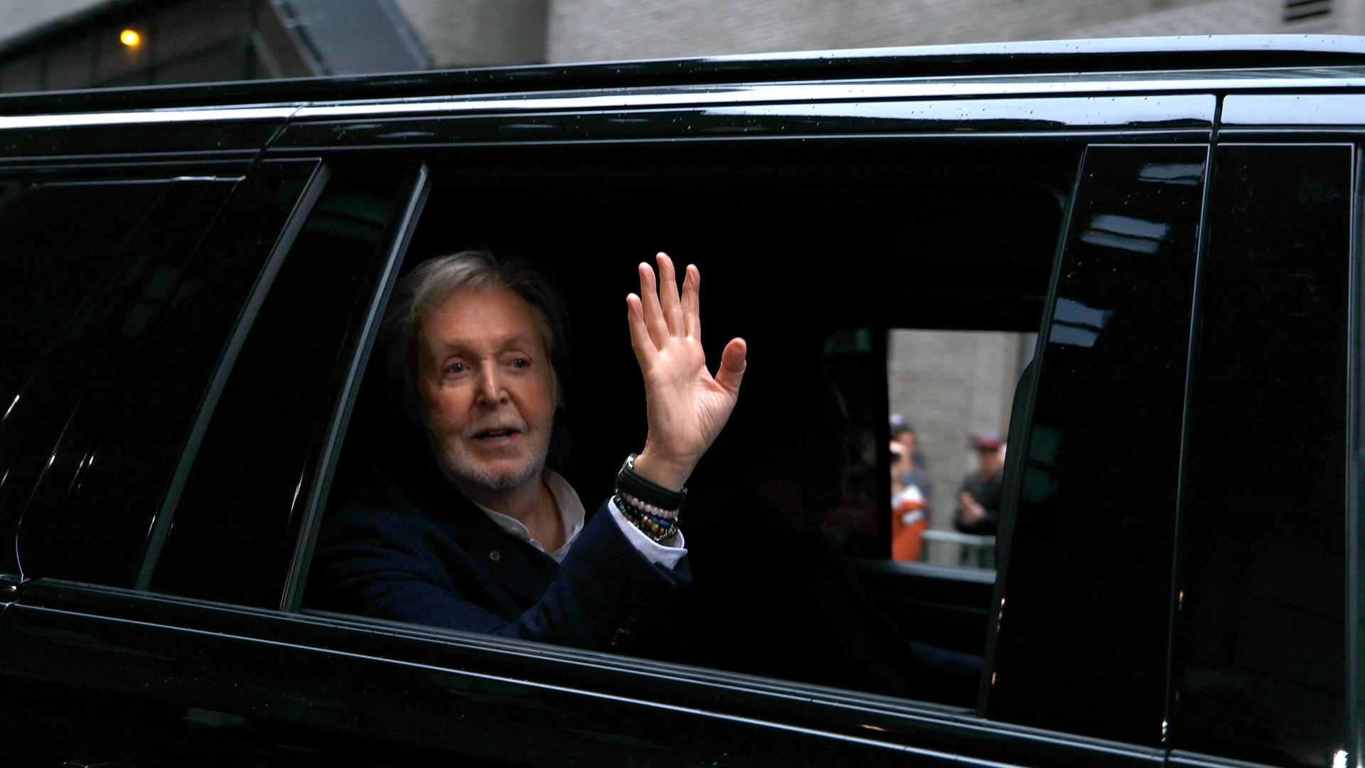 Paul McCartney verlässt die „The Late Show“ nach der Aufzeichnung der letzten Folge nach 32 Jahren auf Sendung im Ed Sullivan Theater in New York City. Paul McCartney verlässt die „The Late Show“ nach der Aufzeichnung der letzten Folge nach 32 Jahren auf Sendung im Ed Sullivan Theater in New York City.