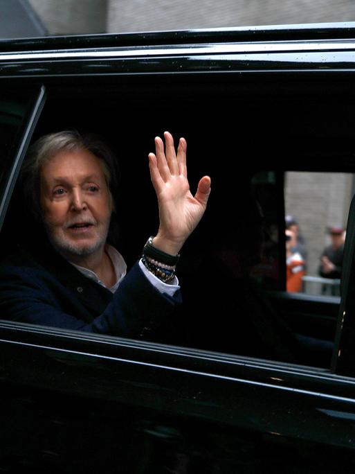 Paul McCartney verlässt die „The Late Show“ nach der Aufzeichnung der letzten Folge nach 32 Jahren auf Sendung im Ed Sullivan Theater in New York City.