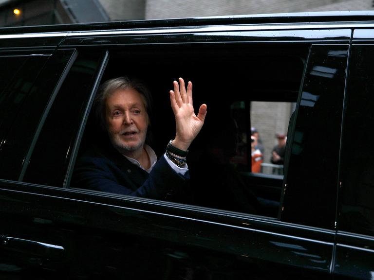 Paul McCartney verlässt die „The Late Show“ nach der Aufzeichnung der letzten Folge nach 32 Jahren auf Sendung im Ed Sullivan Theater in New York City.