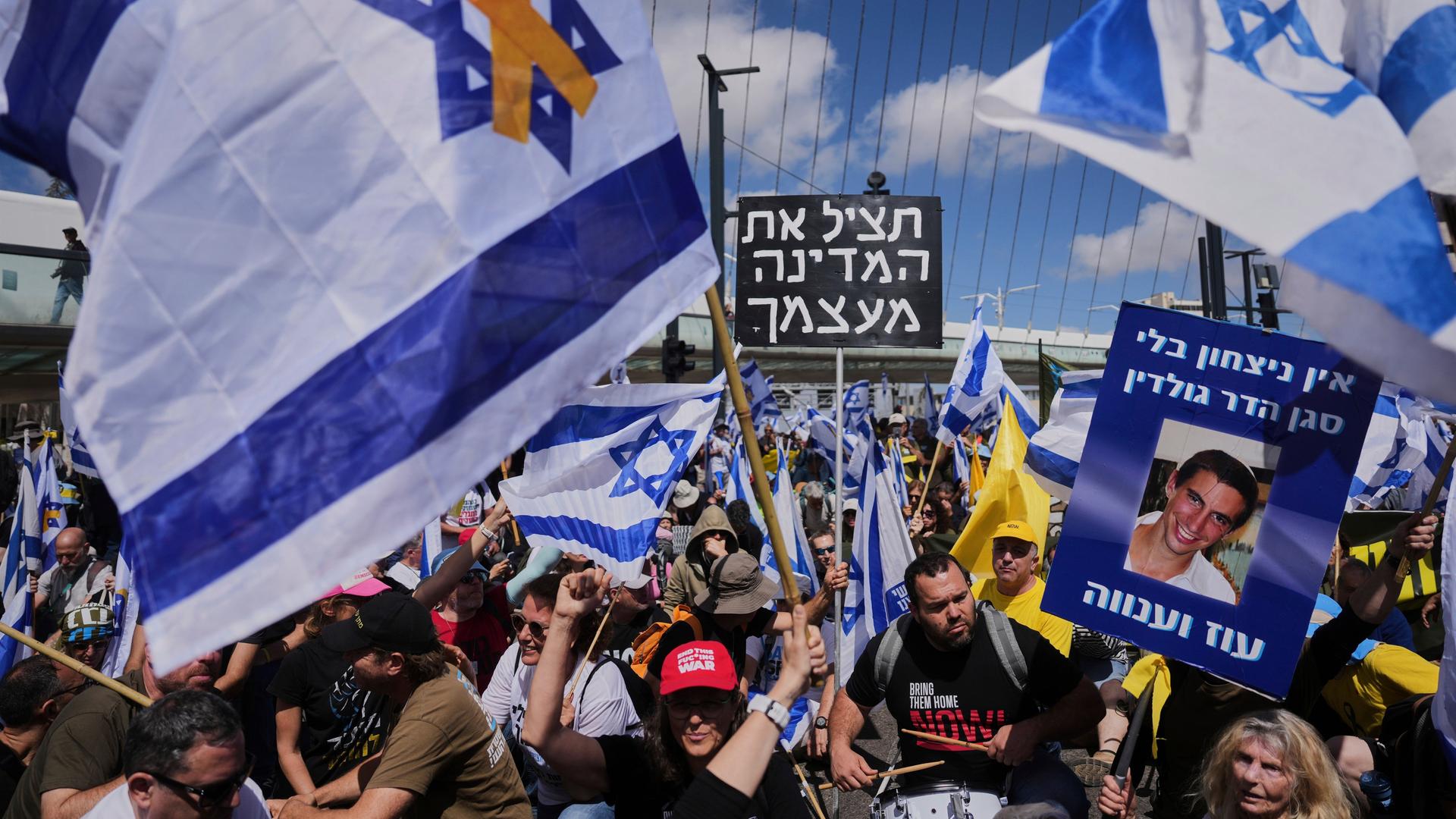 Tausende Menschen protestieren in Jerusalem mit Plakaten und Fahnen gegen die Politik von Netanjahu.