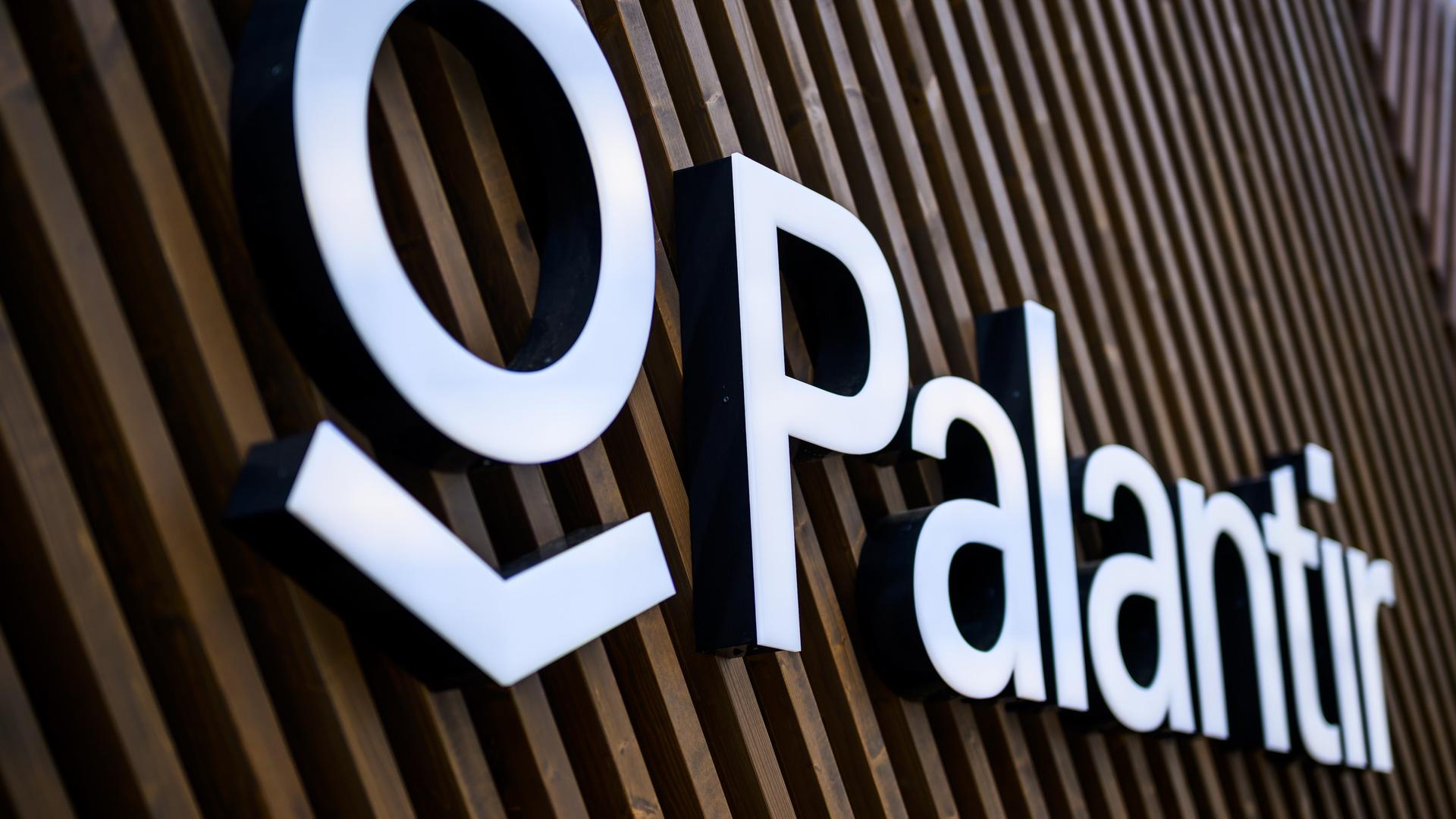 Das Logo von Palantir auf einer Aufstellwand während des Weltwirtschaftsforums 2022 in der Schweiz.