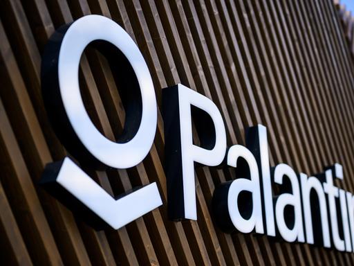 Das Logo von Palantir auf einer Aufstellwand während des Weltwirtschaftsforums 2022 in der Schweiz.