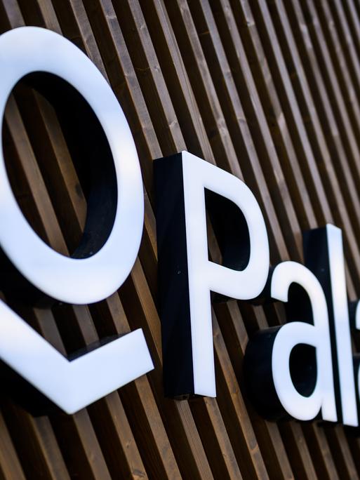 Das Logo von Palantir auf einer Aufstellwand während des Weltwirtschaftsforums 2022 in der Schweiz.