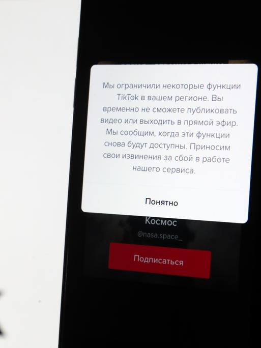 TikTok informiert seine User in Russland über eingeschränkte Dienste. 