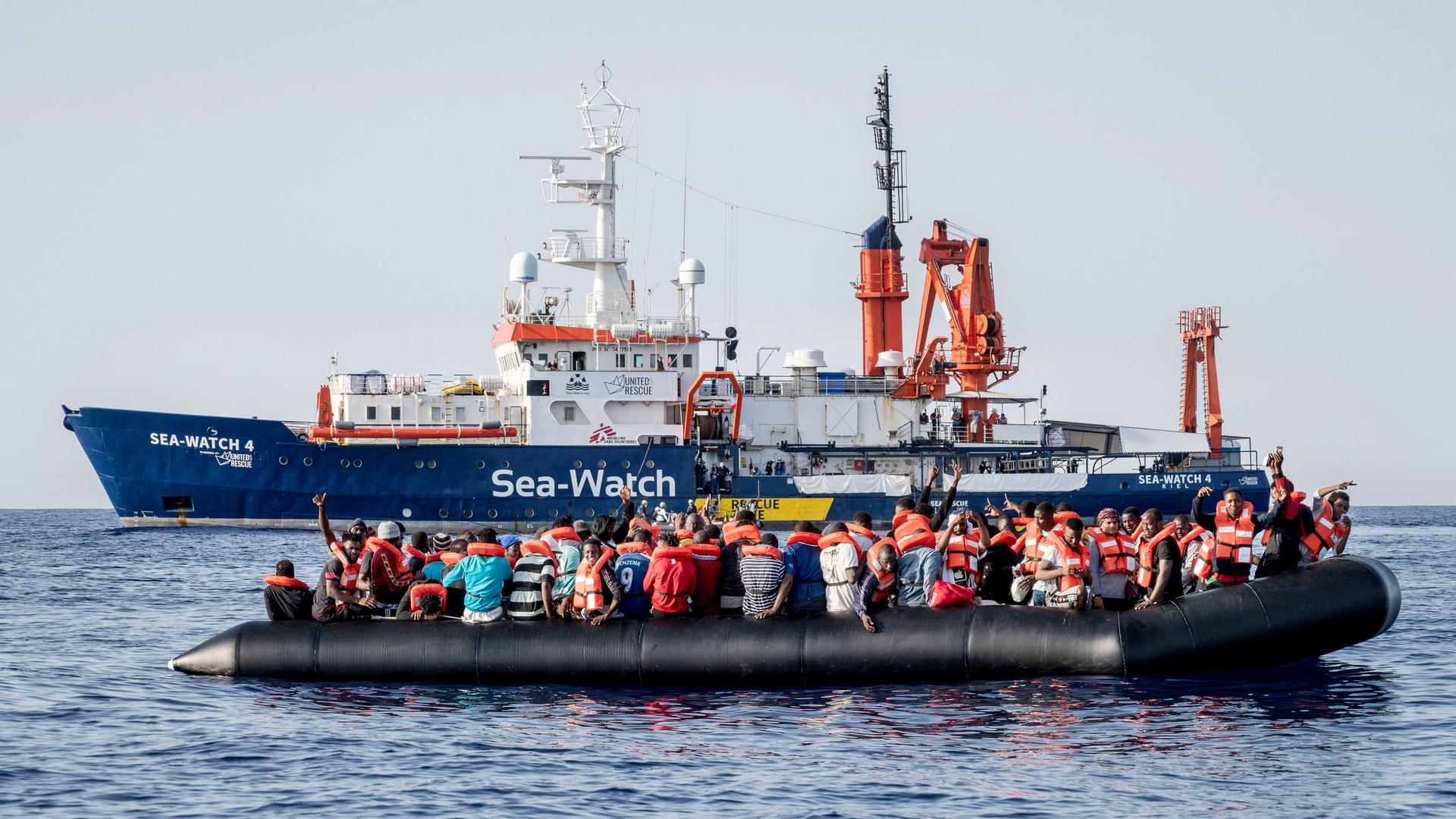 Das deutsche Rettungsschiff "Sea-Watch 4" während einer Seenotrettung vor der libyschen Küste.