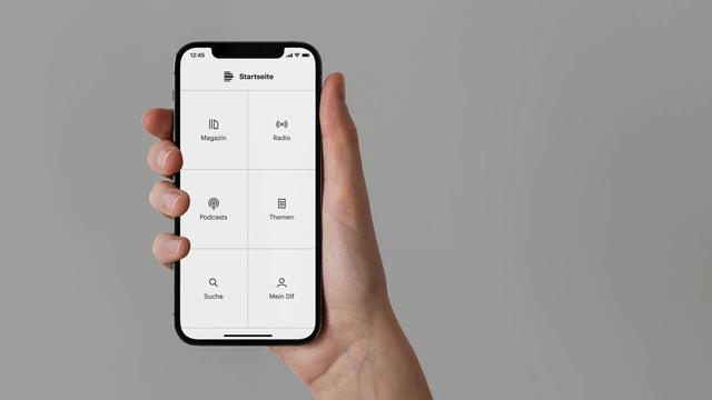 Eine Person hält ein Smartphone mit der geöffneten Deutschlandfunk App im einfachen Modus