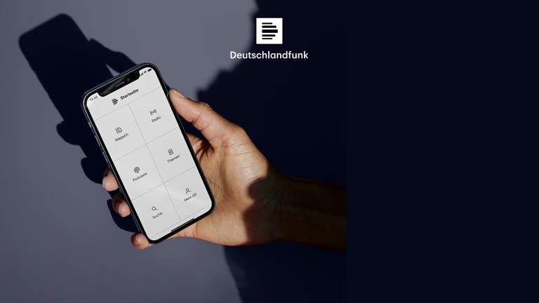 Eine Person hält ein Smartphone mit der geöffneten Deutschlandfunk App im einfachen Modus