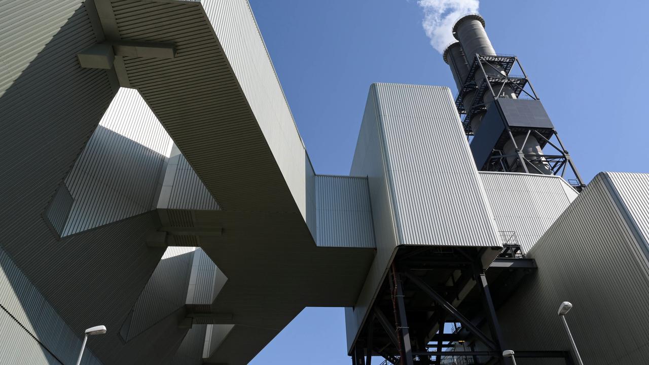 Ein Kühlturm ragt über einer komplexen Industrieanlage hervor.