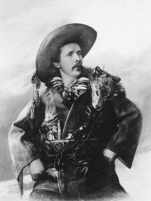 Porträt von Karl May in der Verkleidung des Old Shatterhand mit einem toten Fuchs über der Schulter.