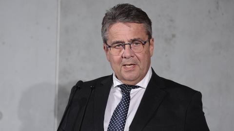 Porträt von Sigmar Gabriel, Bundesaußenminister a.D., 2022.