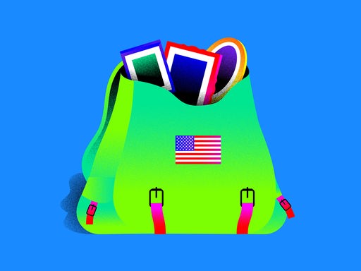 Grafik von einem geöffneten grünen Militärrucksack, mit einer Applikation der USA Flagge. Aus dem Rucksack schauen verschiedene gerahmte Bilder heraus. 