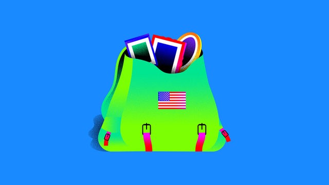 Grafik von einem geöffneten grünen Militärrucksack, mit einer Applikation der USA Flagge. Aus dem Rucksack schauen verschiedene gerahmte Bilder heraus. 