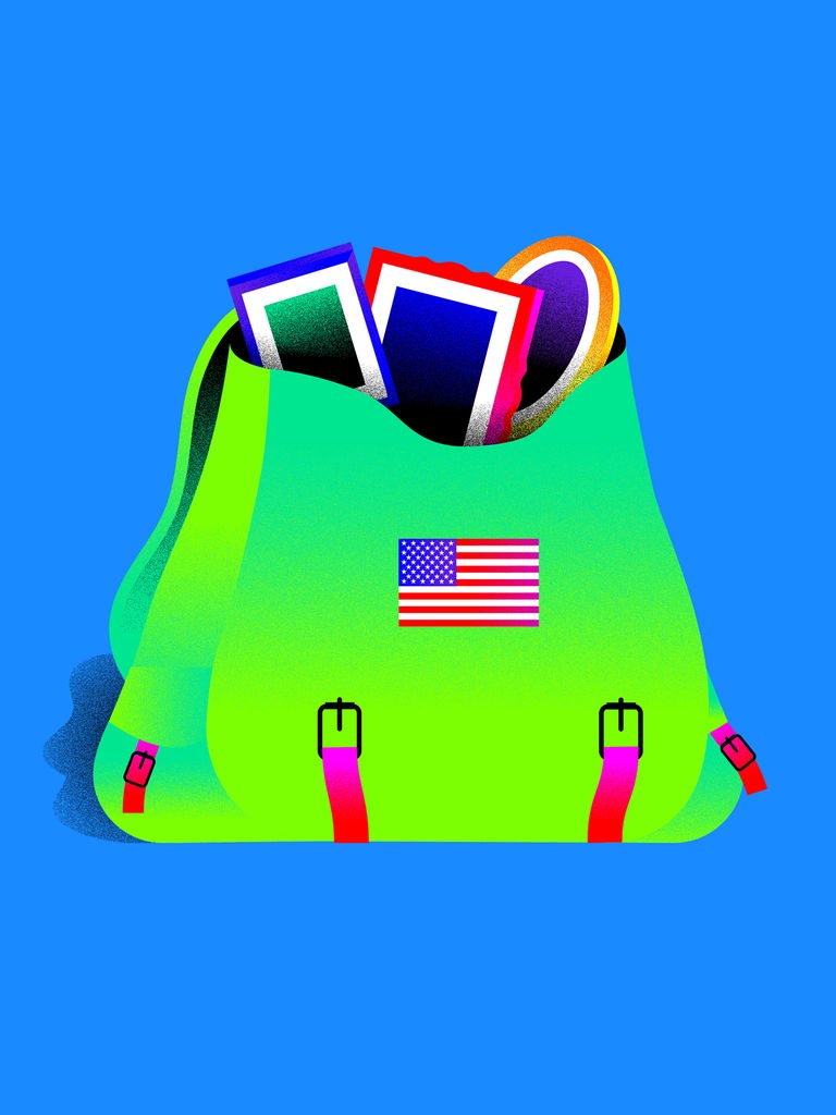 Grafik von einem geöffneten grünen Militärrucksack, mit einer Applikation der USA Flagge. Aus dem Rucksack schauen verschiedene gerahmte Bilder heraus. 