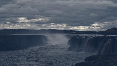 Der Wasserfall Hafragilsfoss in Gischt und Nebel, aufgenommen im August 2021. Darüber bricht die Sonne ganz leicht durch die Wolken. Der Wasserfall Hafragilsfoss in Gischt und Nebel, aufgenommen im August 2021. Darüber bricht die Sonne ganz leicht durch die Wolken.