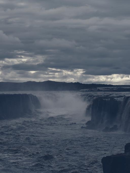 Der Wasserfall Hafragilsfoss in Gischt und Nebel, aufgenommen im August 2021. Darüber bricht die Sonne ganz leicht durch die Wolken. Der Wasserfall Hafragilsfoss in Gischt und Nebel, aufgenommen im August 2021. Darüber bricht die Sonne ganz leicht durch die Wolken.