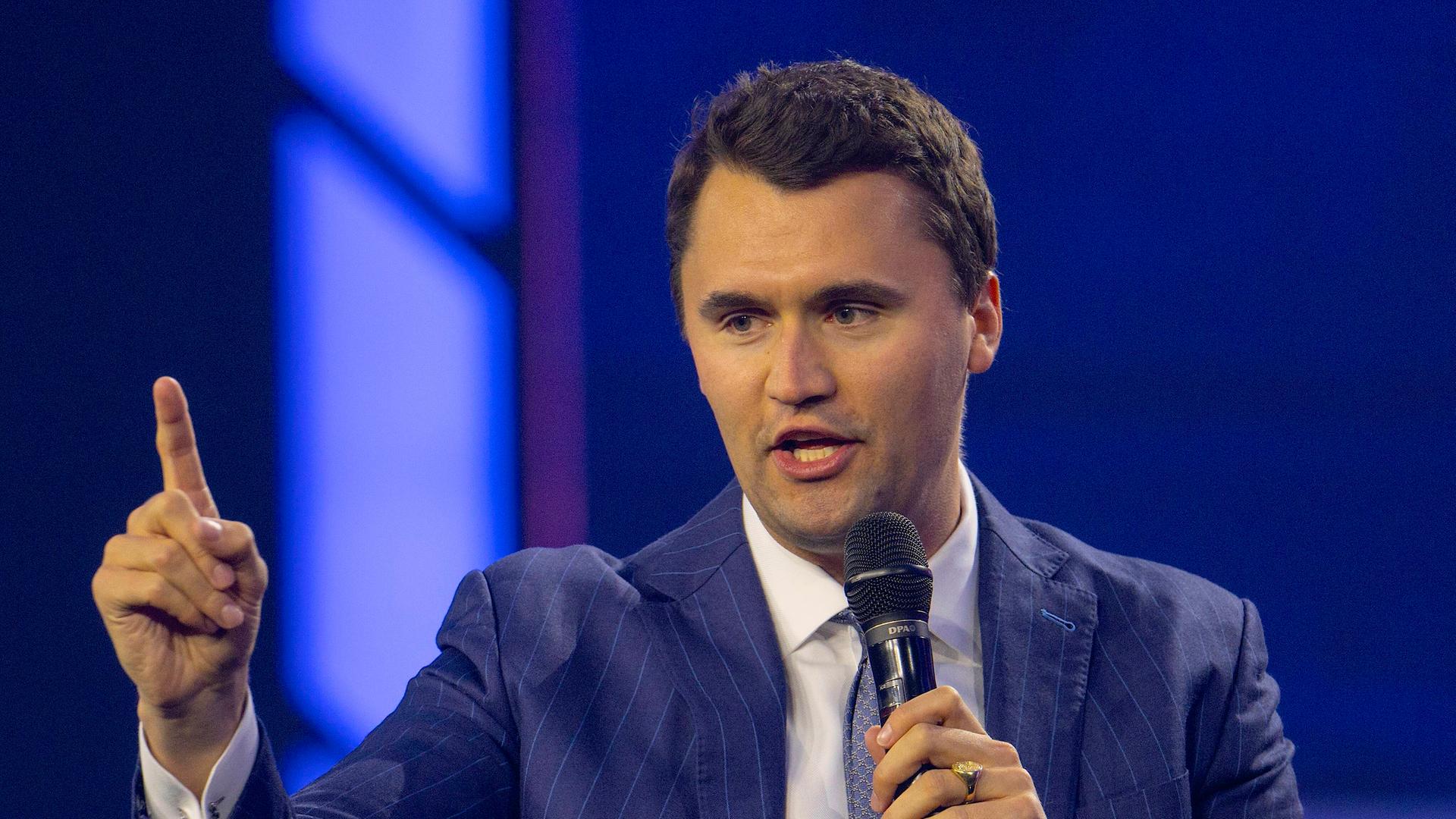 Der 31-jährige, rechtsgerichtete politische Aktivist und Trump-Verbündete Charlie James Kirk wurde heute bei einer Veranstaltung an der Utah Valley University in Orem, Utah, angeschossen und starb kurz darauf. 