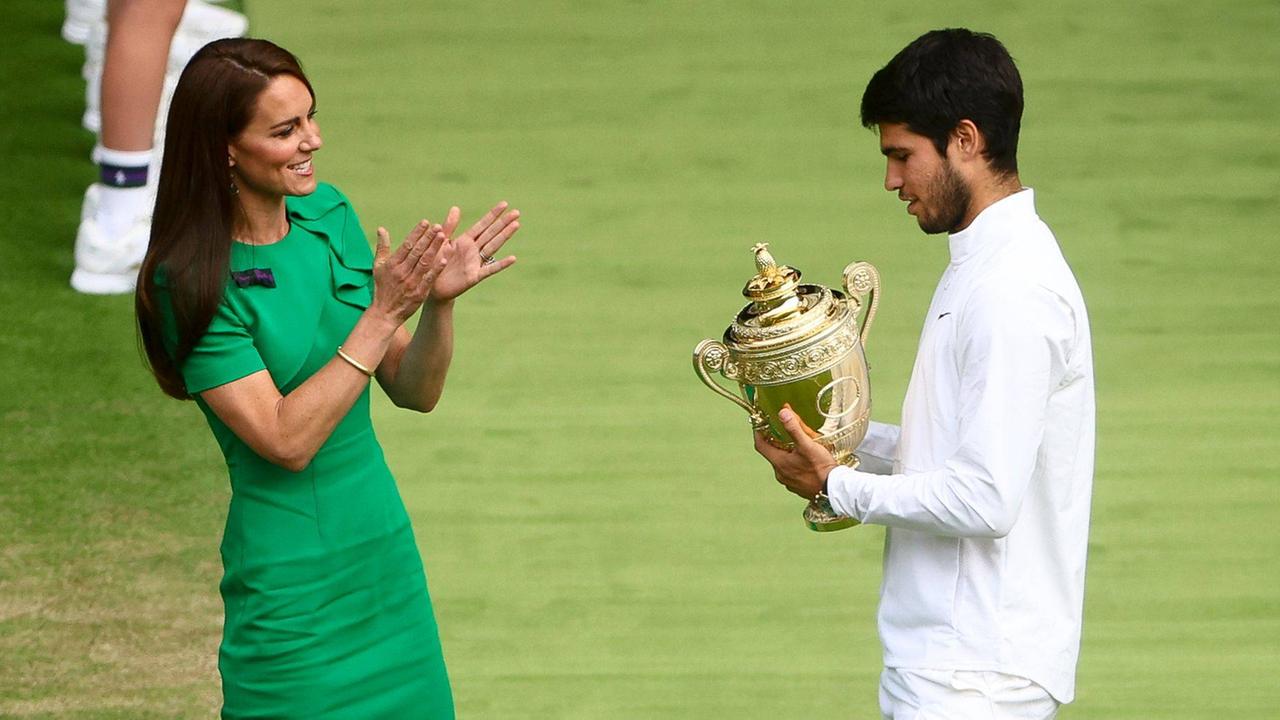Mandatory Credit: Photo by Kieran McManus/Shutterstock 14011306ep Catherine Princess of Wales presents the trophy to Carlos Alcaraz Wimbledon Tennis Championships, Day 14, The All England Lawn Tennis and Croquet Club, London, UK - 16 Jul 2023 Wimbledon Tennis Championships, Day 14, The All England Lawn Tennis and Croquet Club, London, UK - 16 Jul 2023 PUBLICATIONxINxGERxSUIxAUTxHUNxGRExMLTxCYPxROUxBULxUAExKSAxONLY Copyright: xKieranxMcManus/Shutterstockx 14011306ep