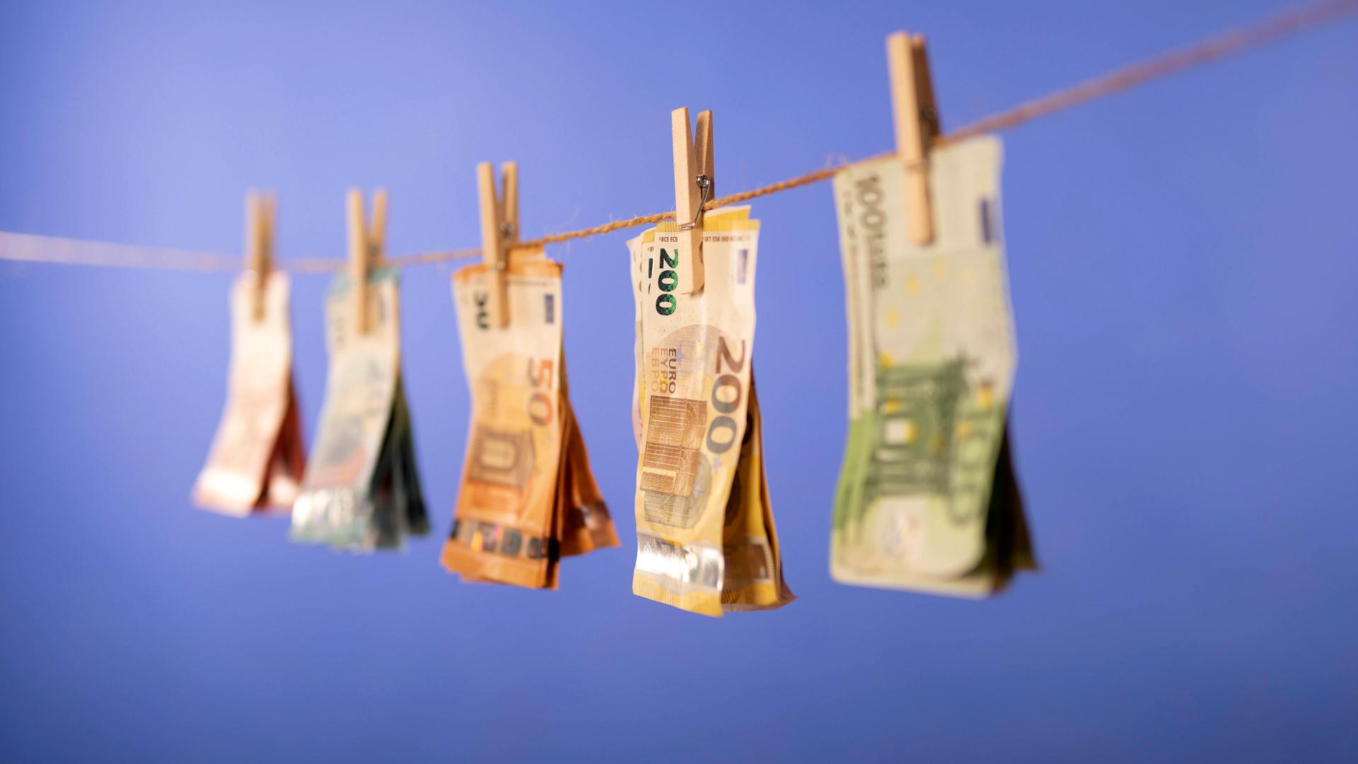 Mehrere Geldscheine auf einer Wäscheleine