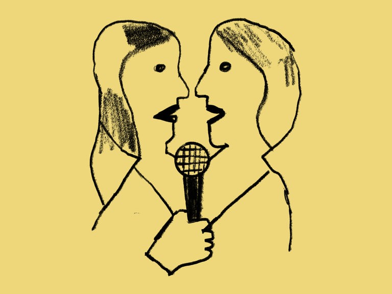 Zwei einander gegenüberstehende Frauen im Profil mit dem Mikrofon in der Mitte.