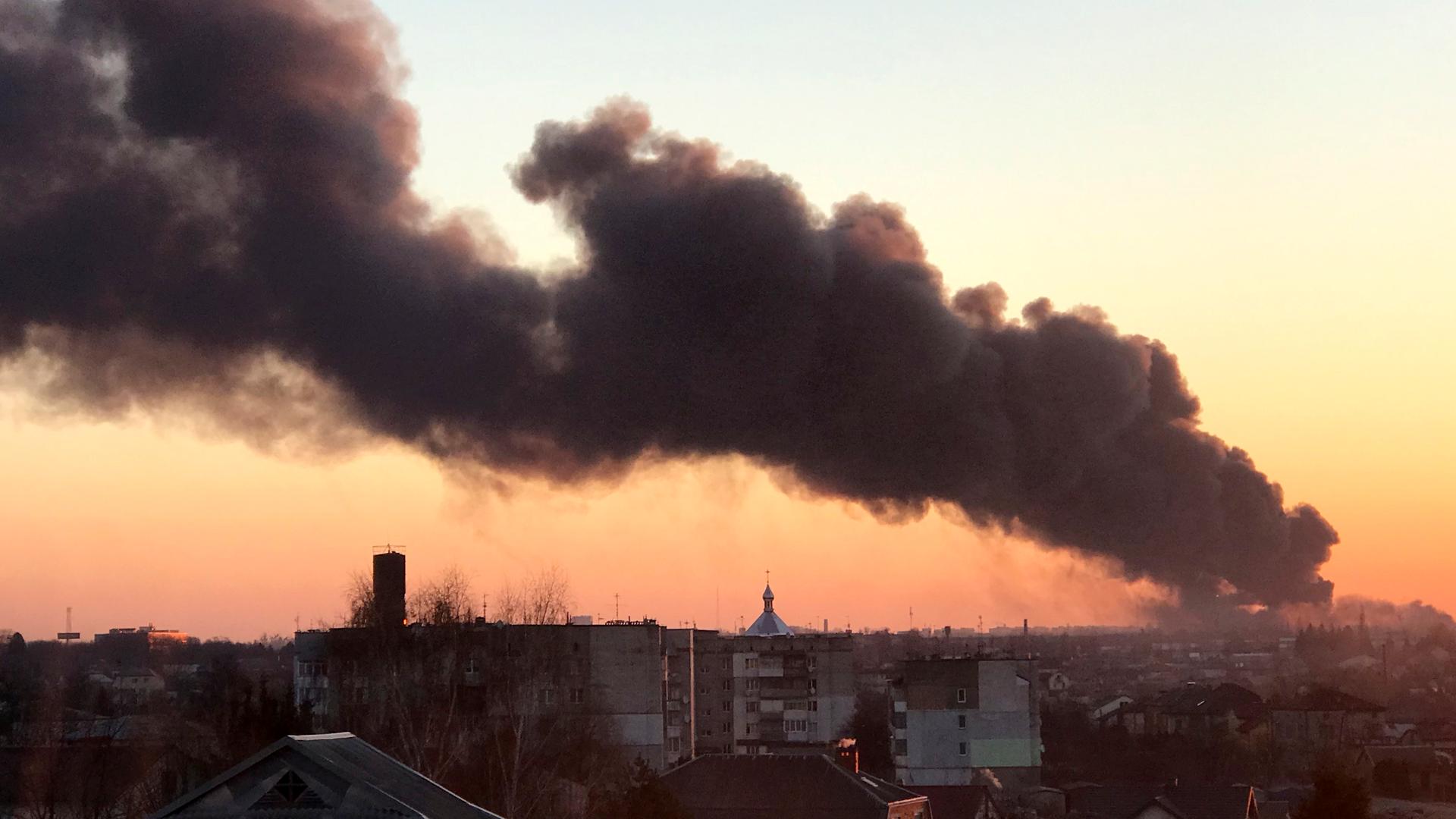Eine Rauchwolke steigt nach einer Explosion in Lwiw auf.