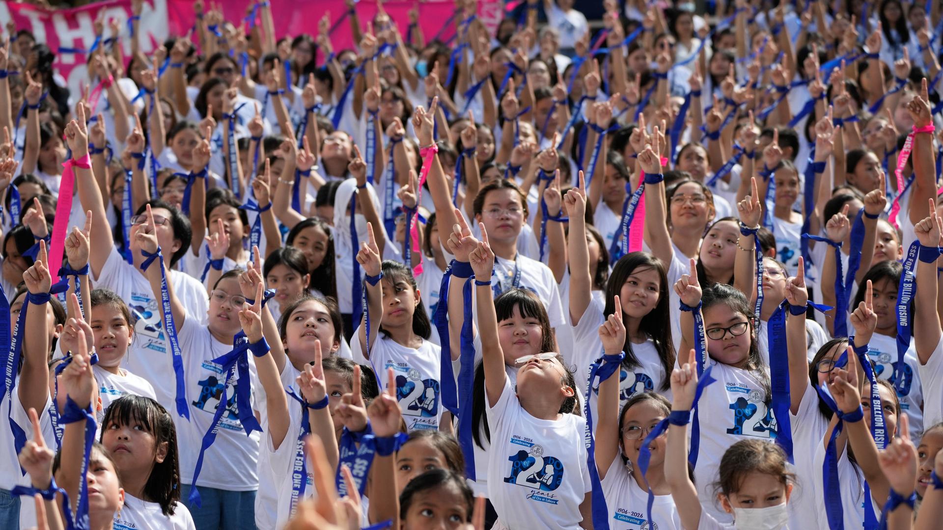 In einem College in Manila auf den Philippines tanzen Studierende. Sie protestieren gegen Gewalt an Frauen (AP Photo/Aaron Favila)