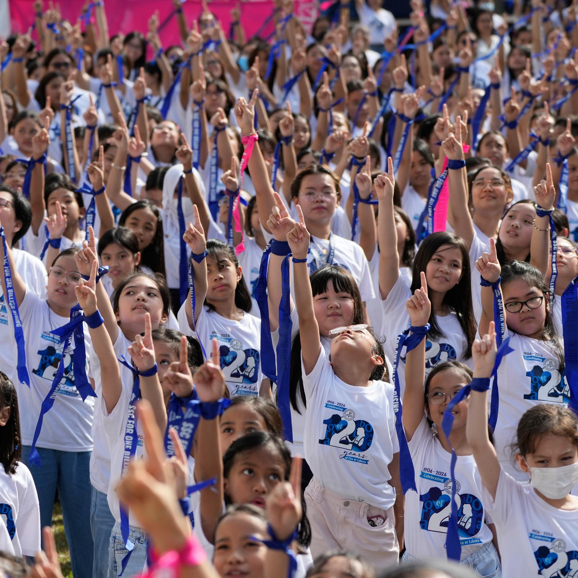 In einem College in Manila auf den Philippines tanzen Studierende. Sie protestieren gegen Gewalt an Frauen (AP Photo/Aaron Favila)