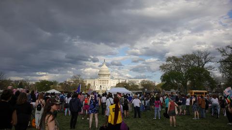 Mehrere Hundert Menschen versammelten sich, um Gastrednern und Kongressmitgliedern zuzuhören, die sich gegen die nach Ansicht der Organisatoren unerbittlichen Angriffe der Trump-Regierung auf die Transgender-Gemeinschaft aussprachen.