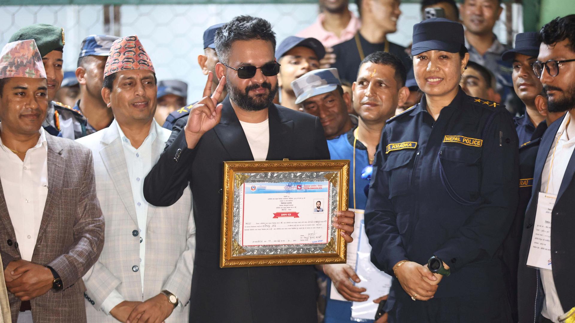 Balendra Shah (im Vordergrund), ehemaliger Bürgermeister der Metropole Kathmandu und Premierministerkandidat der Rastriya Swatantra Partei, erhält seine Siegerurkunde nach seinem Sieg.