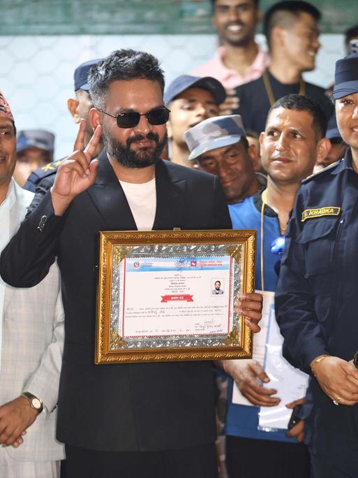 Balendra Shah (im Vordergrund), ehemaliger Bürgermeister der Metropole Kathmandu und Premierministerkandidat der Rastriya Swatantra Partei, erhält seine Siegerurkunde nach seinem Sieg.