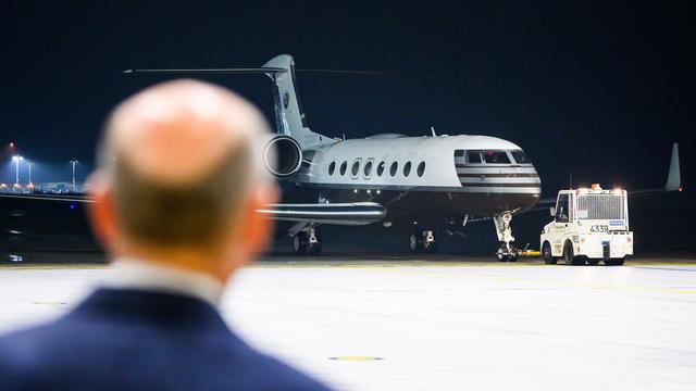 Köln: Bundeskanzler Olaf Scholz (SPD) empfängt die frei gelassenen Personen, die mit einem Flugzeug nach dem Gefangenenaustausch mit Russland auf dem militärischen Teil des Flughafen Köln/Bonn ankommen.