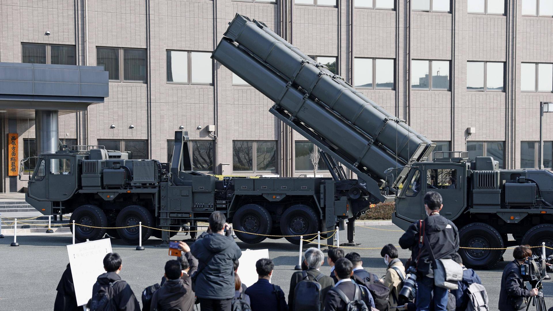 Journalisten fotografieren eine Langstreckenrakete, die auf den Stützpunkt Kumamoto gebracht wurde. Journalisten fotografieren eine Langstreckenrakete, die auf den Stützpunkt Kumamoto gebracht wurde.