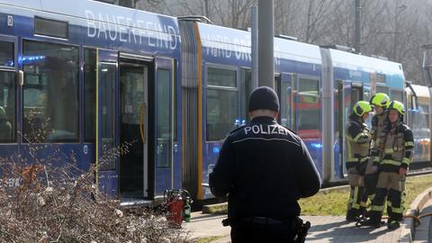 Gera: Einsatzkräfte von Polizei und Feuerwehr stehen vor der Straßenbahn, in dem der Anschlag verübt wurde.