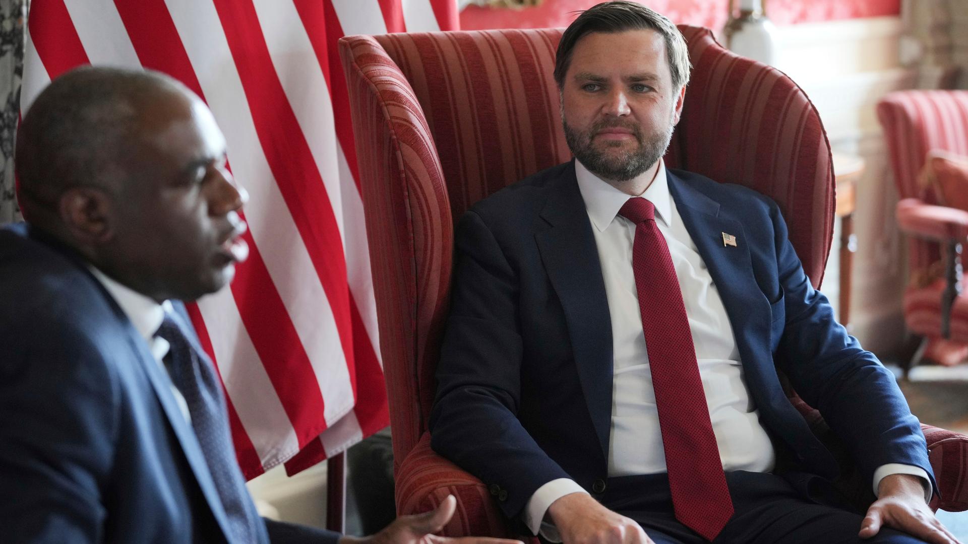 Der Vizepräsident USA, Vance, spricht mit dem britischen Außenminister David Lammy. Der Vizepräsident USA, Vance, spricht mit dem britischen Außenminister David Lammy.