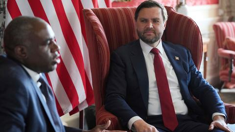 Der Vizepräsident USA, Vance, spricht mit dem britischen Außenminister David Lammy. 