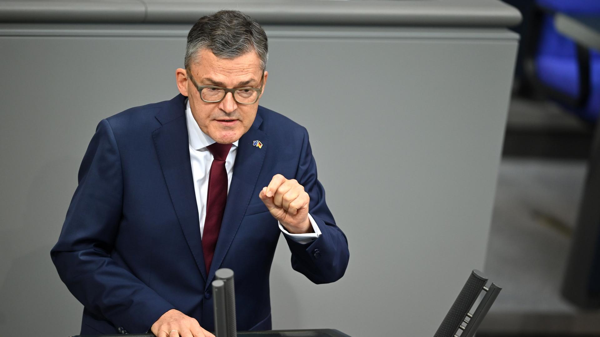 Roderich Kiesewetter (CDU) spricht in der Plenarsitzung im Deutschen Bundestag. 