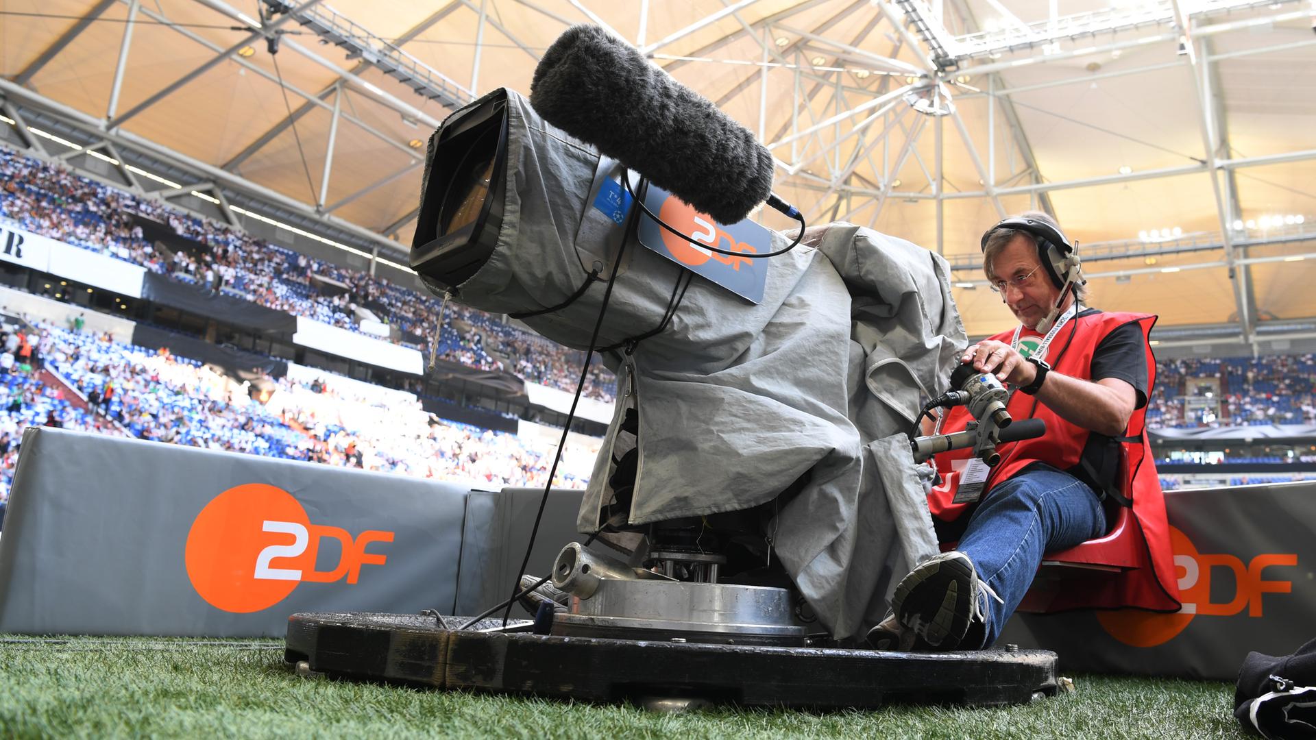 Ein Kamermann des ZDF filmt beim Länderspiel Deutschland-Ungarn am 4.6.2016 im Stadion in Gelsenkirchen.