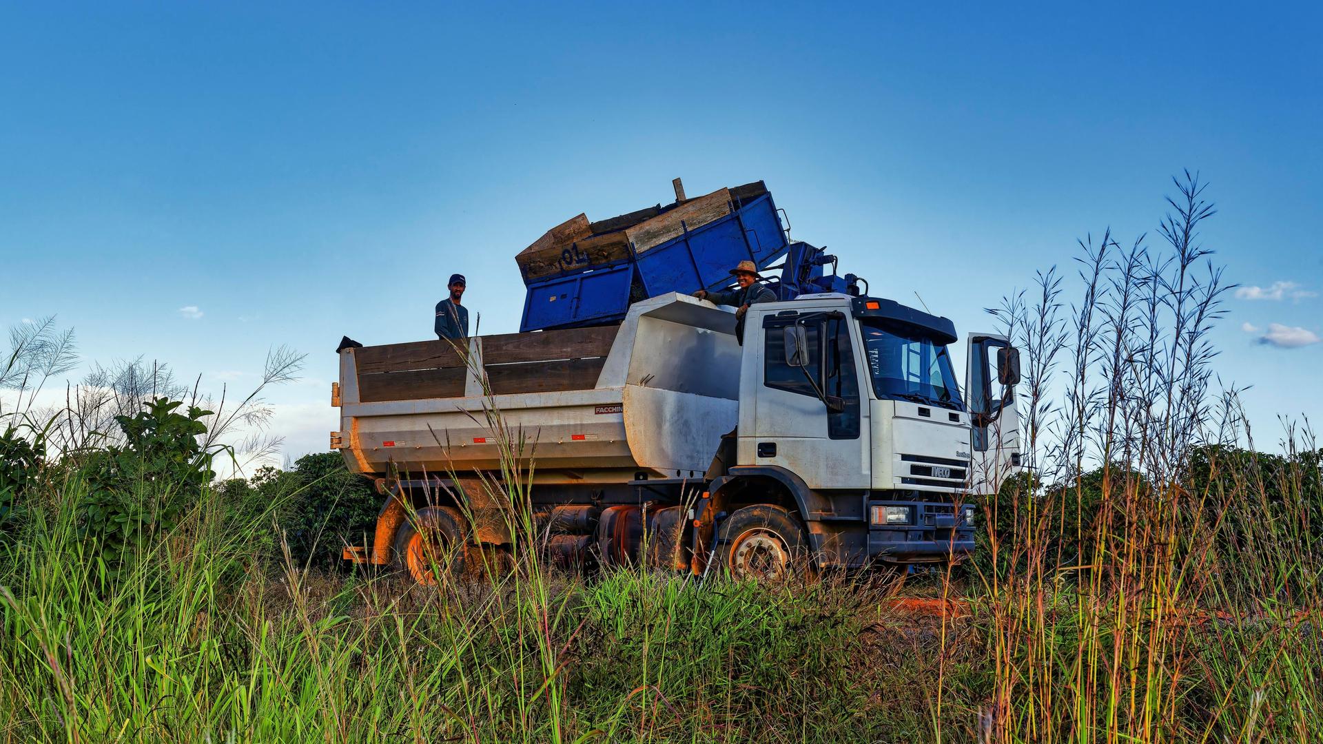 Menschen bei der Arbeit in einer Kaffeeplantage in Brasilien Menschen bei der Arbeit in einer Kaffeeplantage in Brasilien