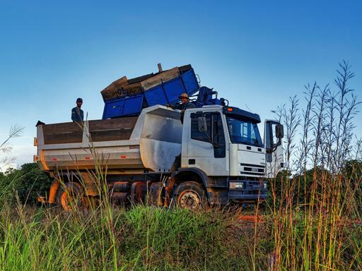Menschen bei der Arbeit in einer Kaffeeplantage in Brasilien