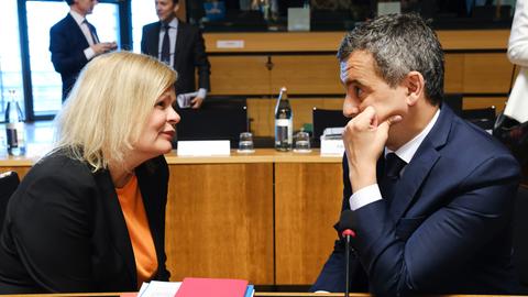 Bundesinnenministerin Faeser spricht mit dem französischen Innenminister Darmanin beim Innenministertreffen der EU.