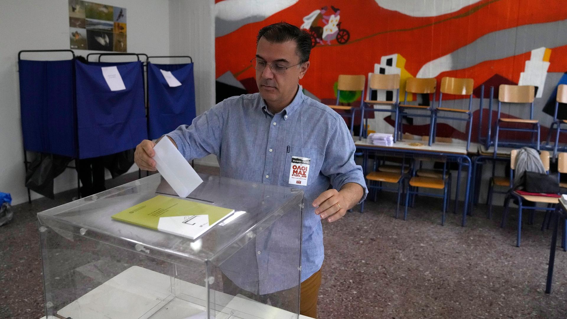 Ein Mann gibt seine Stimme in einem Wahllokal in Griechenlands Hauptstadt Athen ab. Ein Mann gibt seine Stimme in einem Wahllokal in Griechenlands Hauptstadt Athen ab.