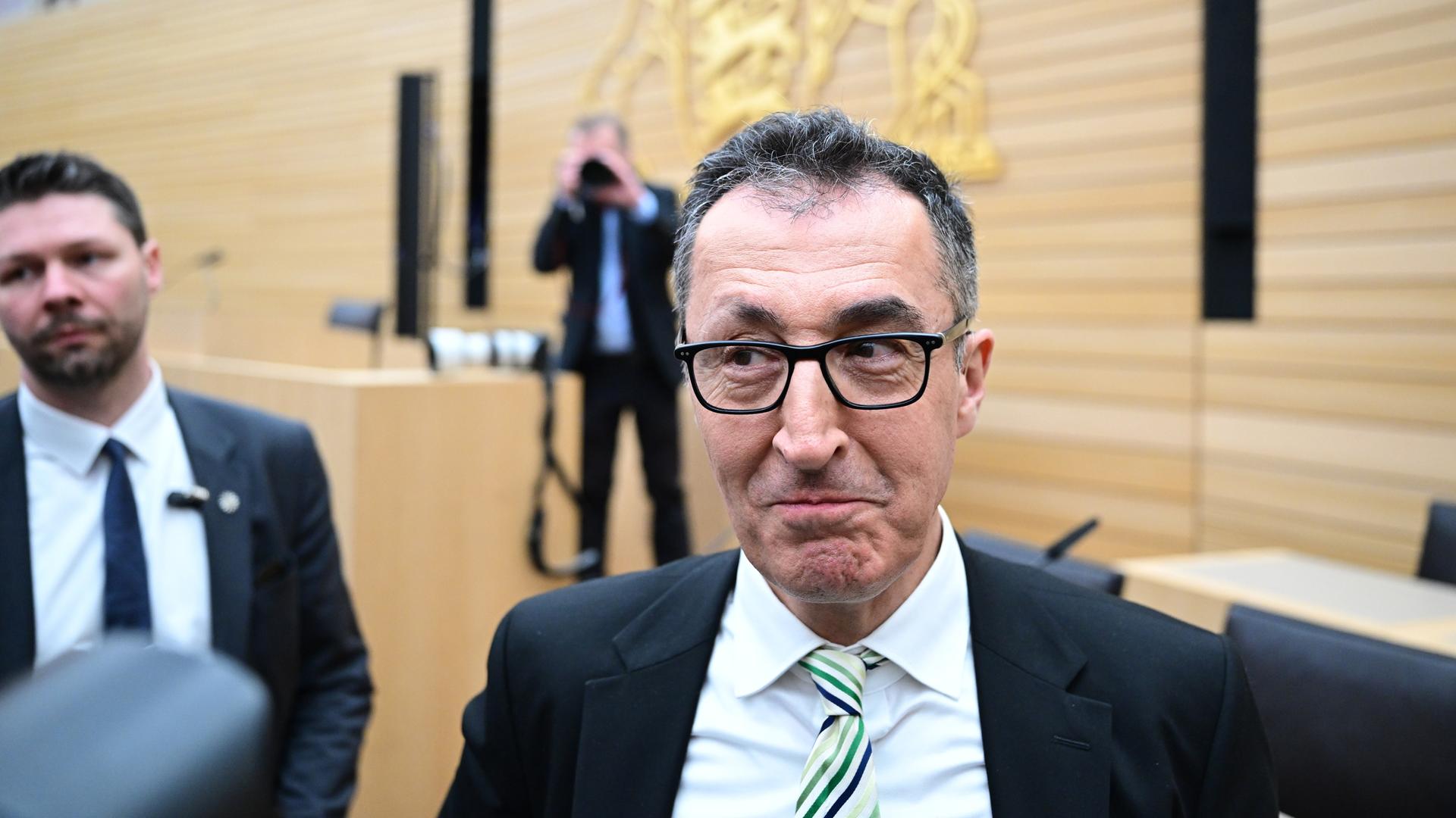 Cem Özdemir steht nach der Wahl im Plenarsaal des Landtags.
      