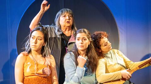 Bühnenszene von "Die Optimistinnen" von Gün Tank am Berliner Maxim Gorki Theater.