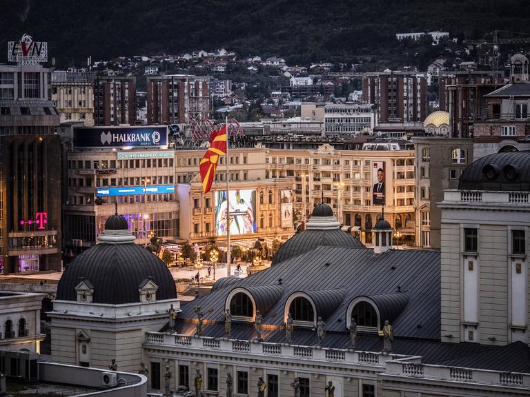 Stadtuebersicht bei Nacht in Skopje, 16.10.2021. Skopje Nordmazedonien