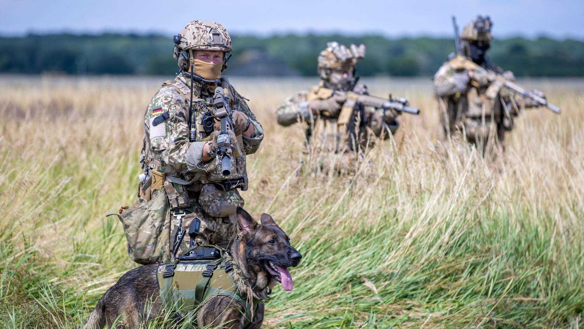 Das Foto zeigt einen Sicherungsposten mit Soldaten des Kommando Spezialkräfte der Bundeswehr.