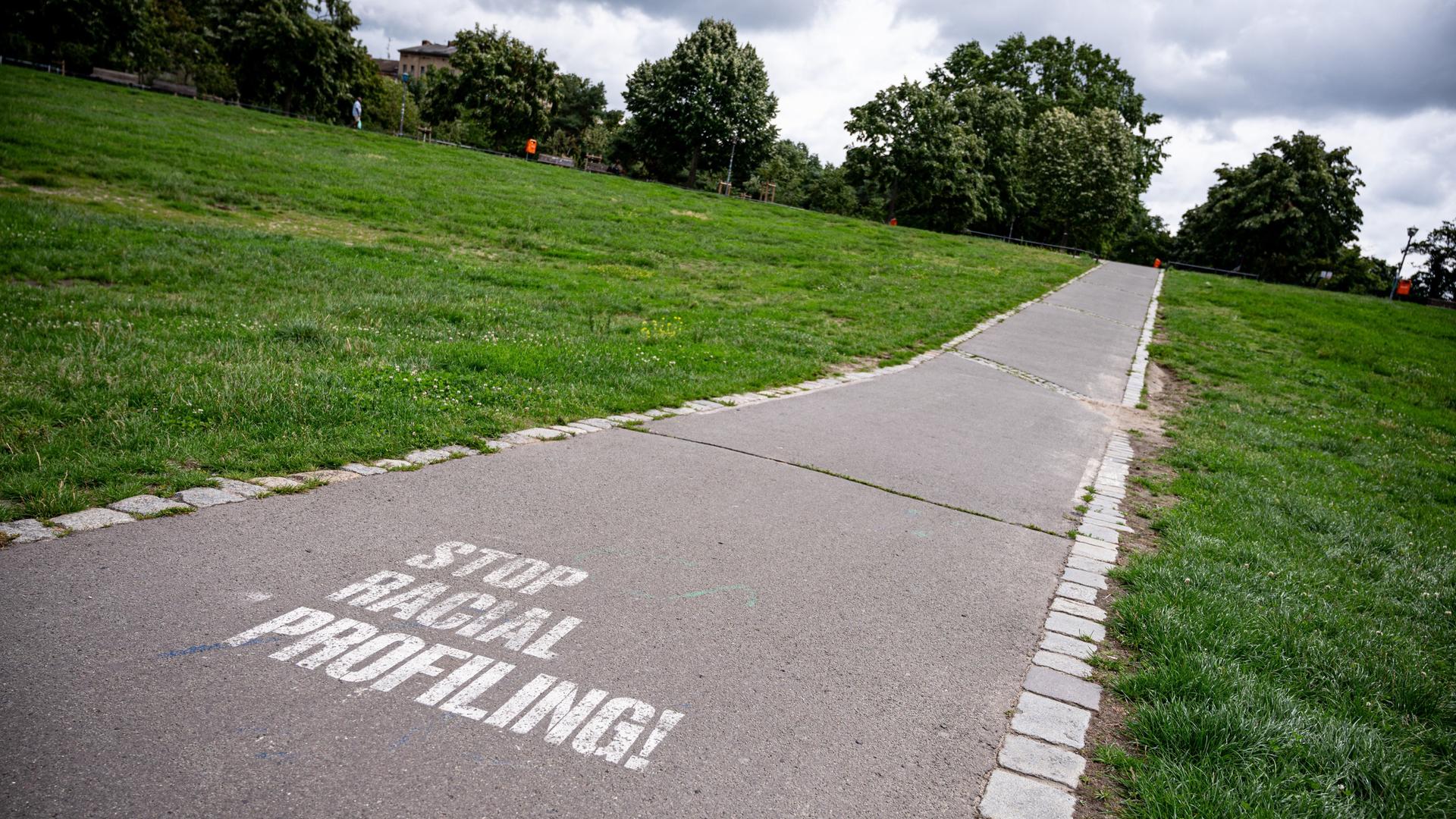 Die Worte "Stop Racial Profiling!", auf einen Weg gesprüht im Görlitzer Park 