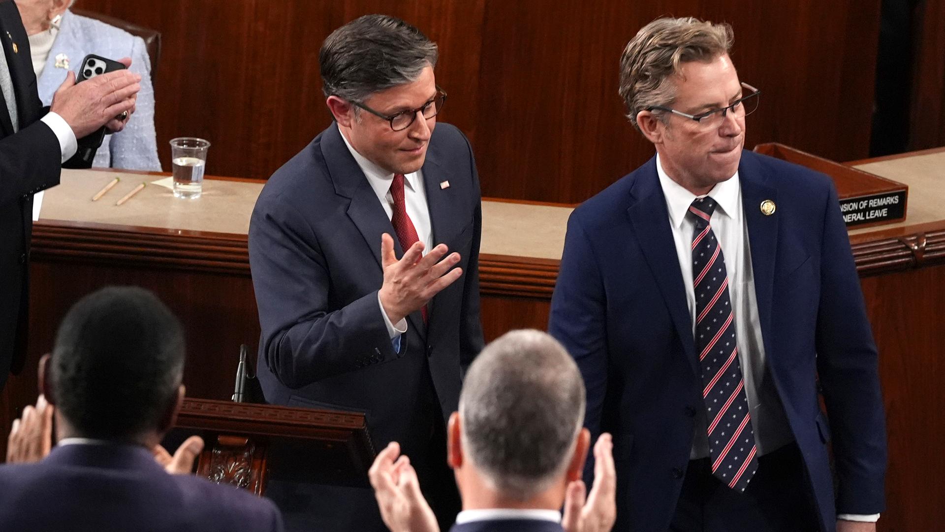 Der Sprecher des Repräsentantenhauses, der Republikaner Mike Johnson, (l.), reagiert auf seine Wiederwahl.