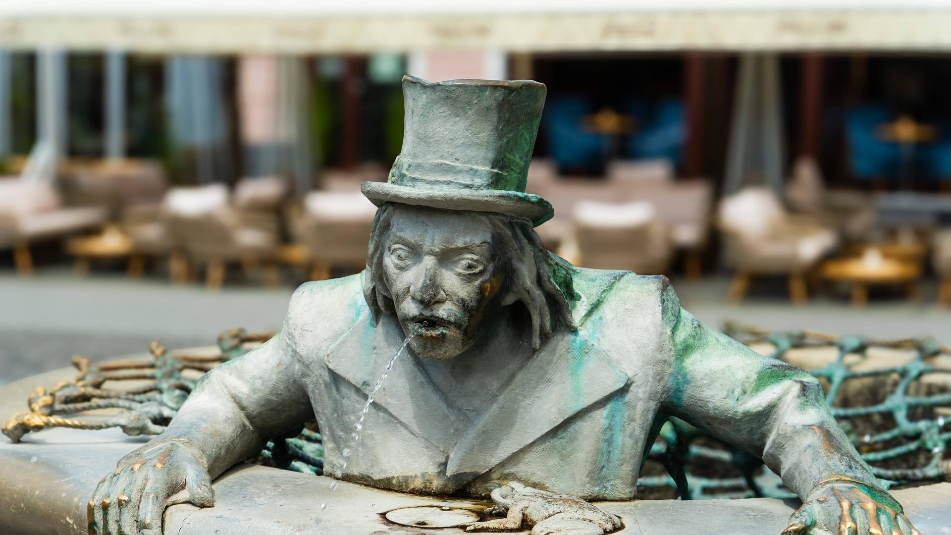 Wassergeist im Brunnen auf dem Marktplatz in Trenčín, Slowakei