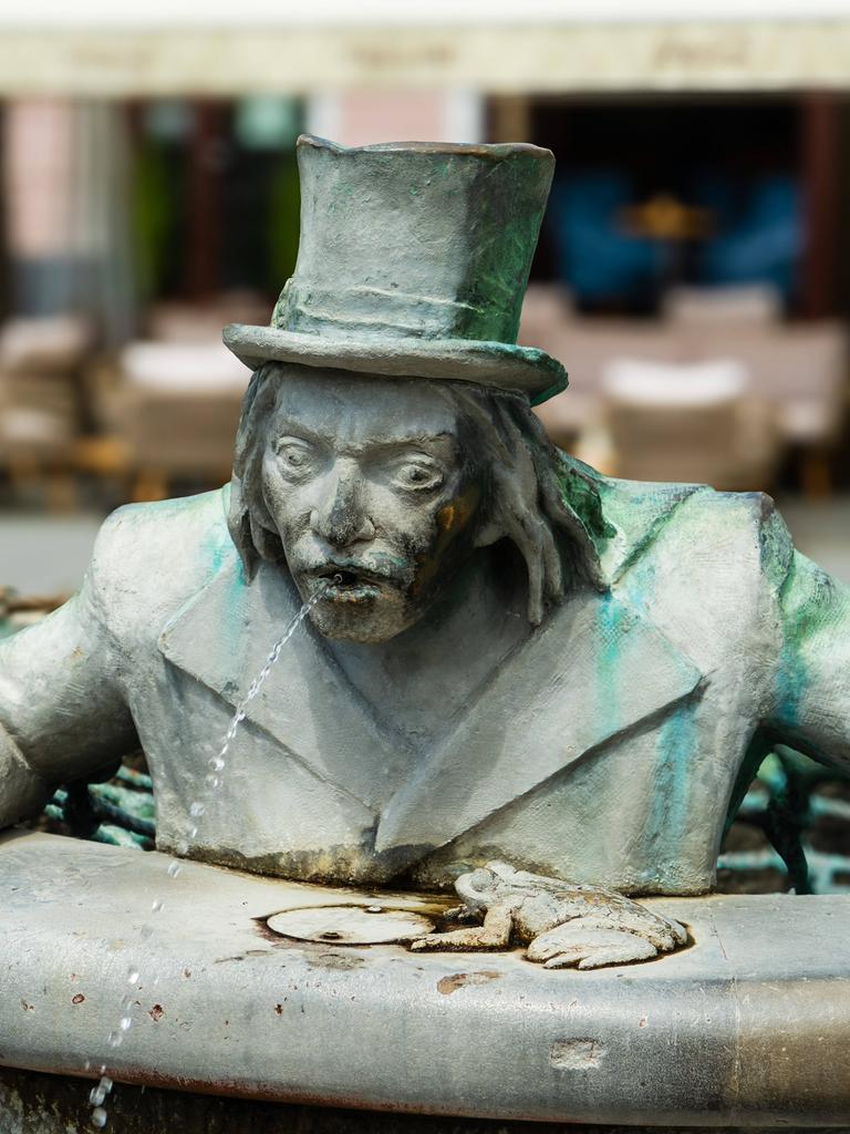 Wassergeist im Brunnen auf dem Marktplatz in Trenčín, Slowakei