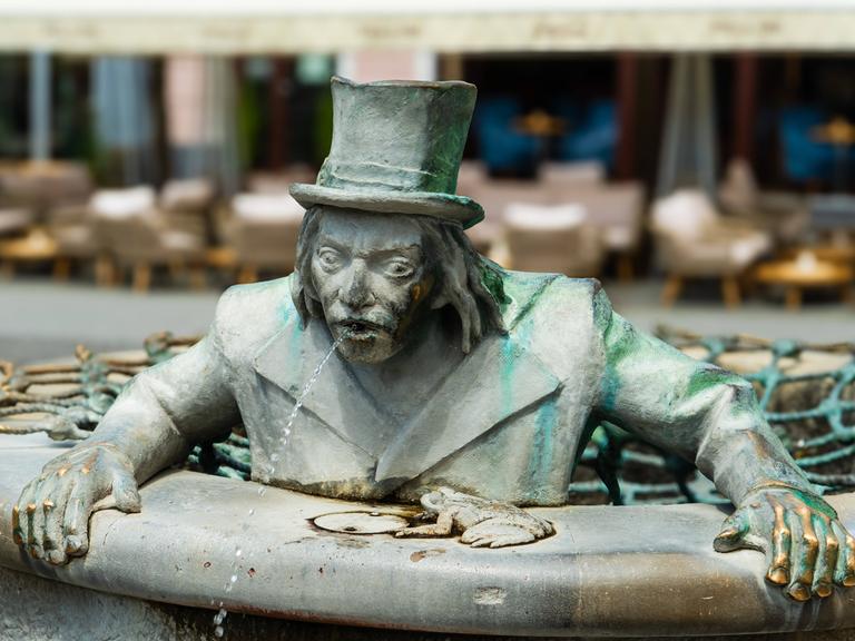 Wassergeist im Brunnen auf dem Marktplatz in Trenčín, Slowakei