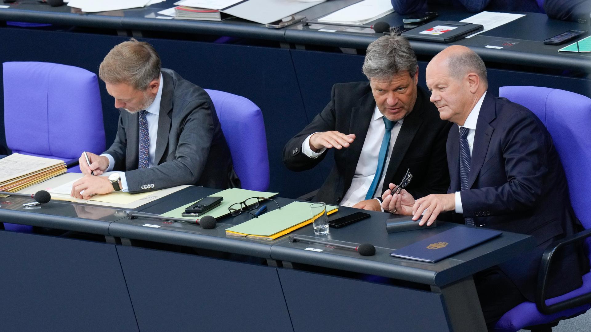 Christian Lindner bearbeitet seine Akten und Robert Habeck gestikuliert im Dialog mit Bundeskanzler Olaf Scholz auf der Regierungsbank bei der 177. Sitzung des Deutschen Bundestag in Berlin, 26.06.2024